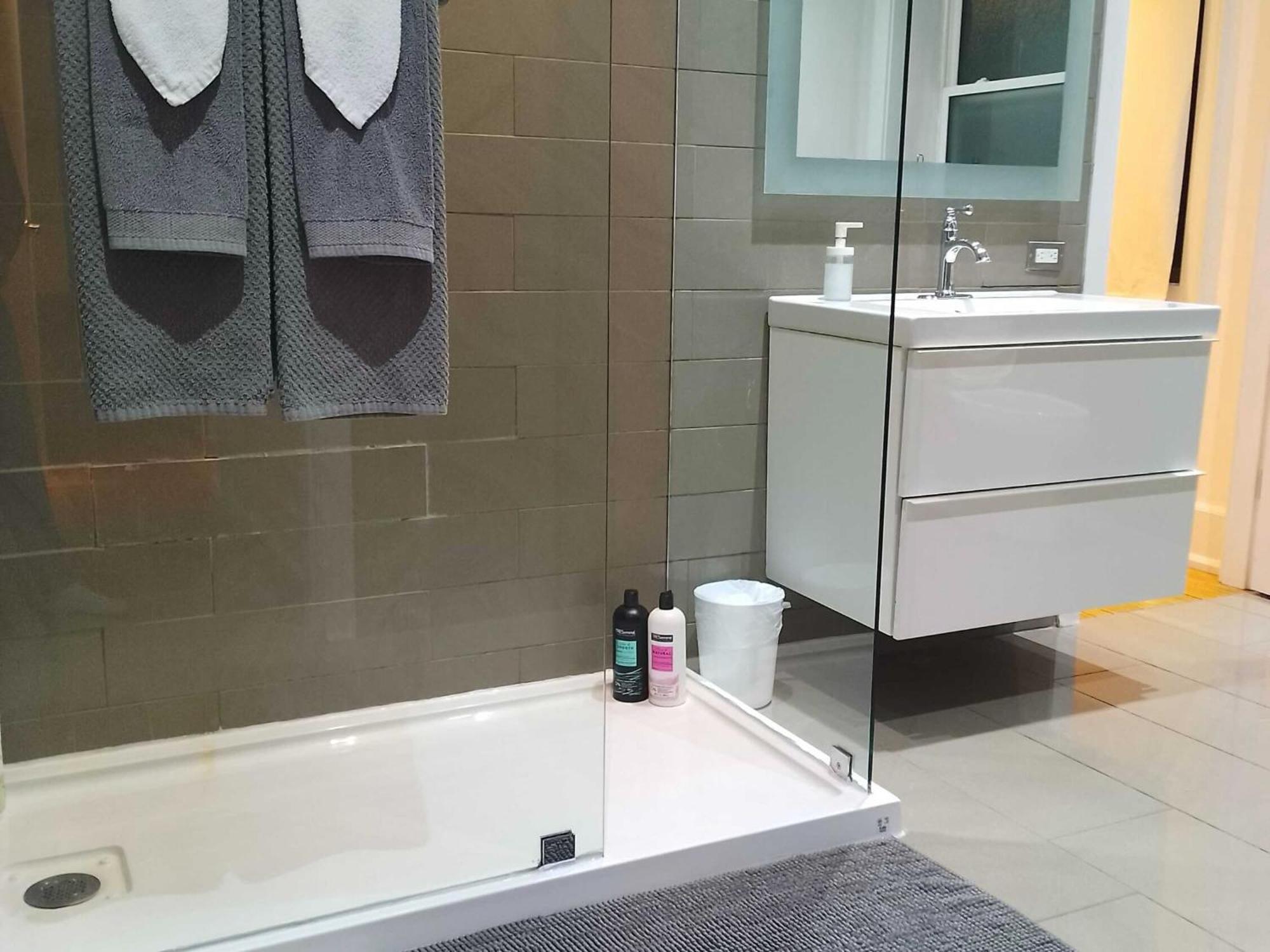 Modern 2 Bedroom Condo - Heart Of Leslieville Toronto Ngoại thất bức ảnh